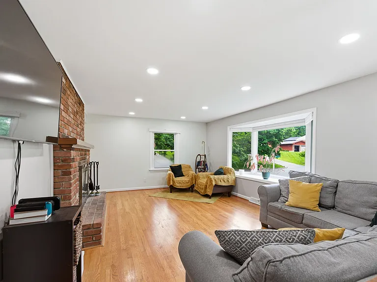 1204 Forest Ct — Photo 7
