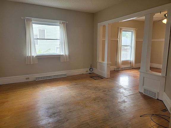3rd image of 1916 Latham St