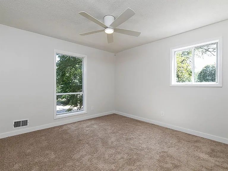 2506 Kingsley Dr NE — Photo 4