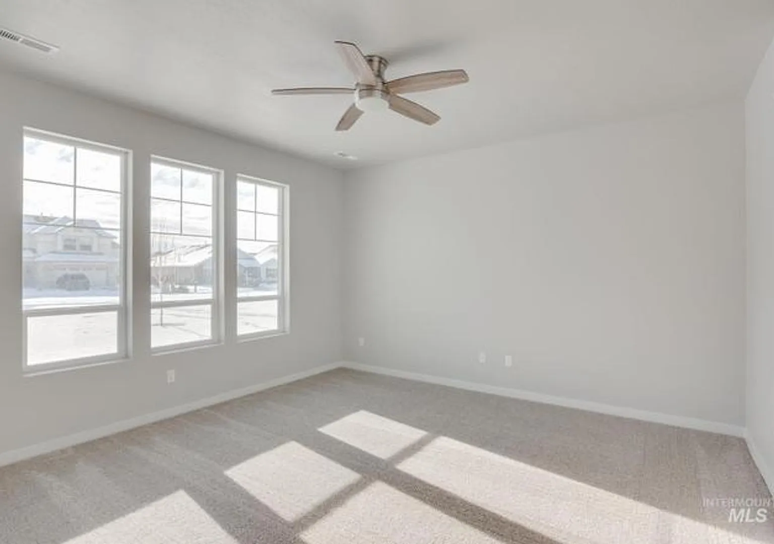 Beautiful 3-Bedroom, 3-Bath Townhome with 2-Car Garage — Photo 4