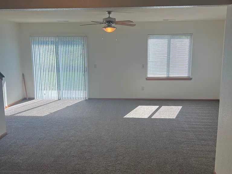 841 Stonecrop Dr — Photo 4