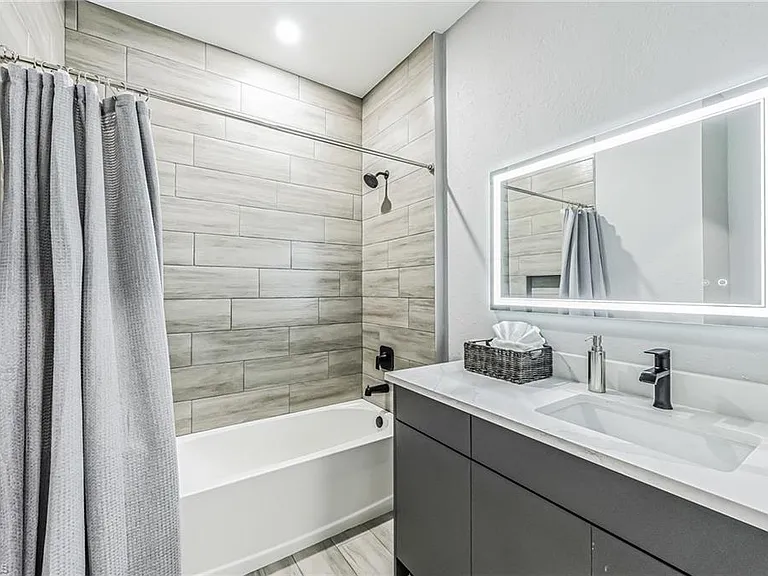 4618 Catalina Ln — Photo 24