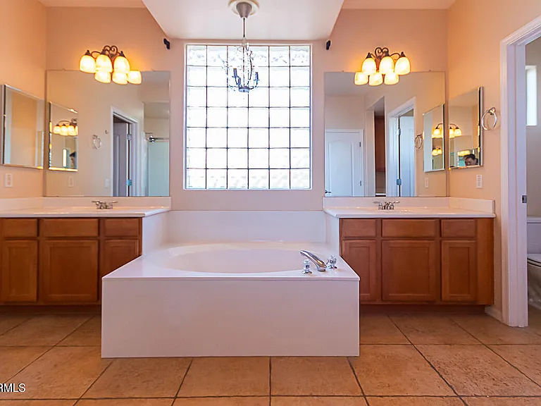 642 E Torrey Pines Pl — Photo 22