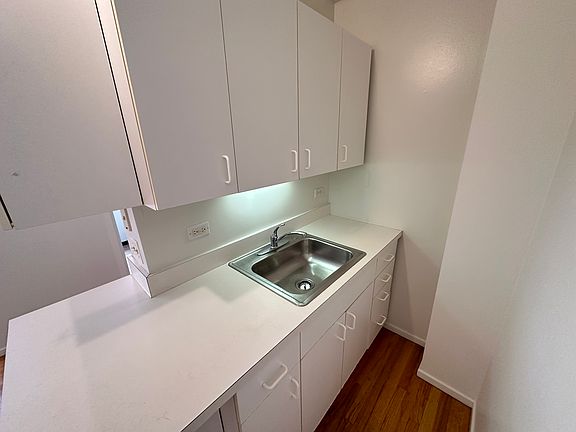 5th image of 5959-63 N Kenmore Ave #404