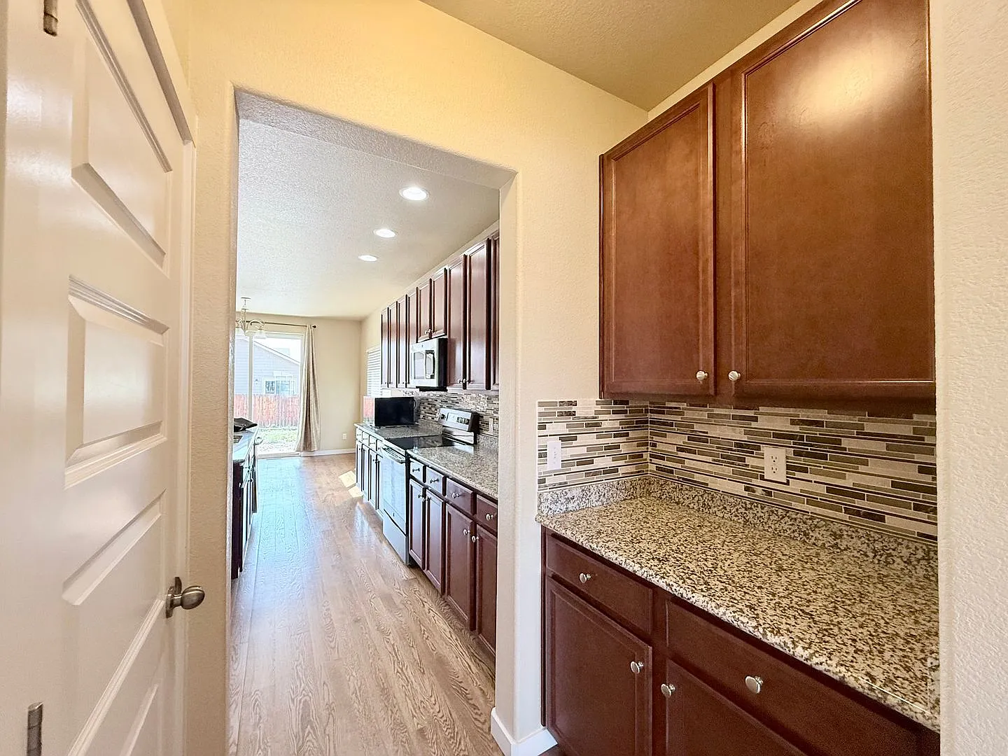 Immaculate 6 Bed, 3.5 Bath Home with Finished Basement & Central A/C — Photo 4