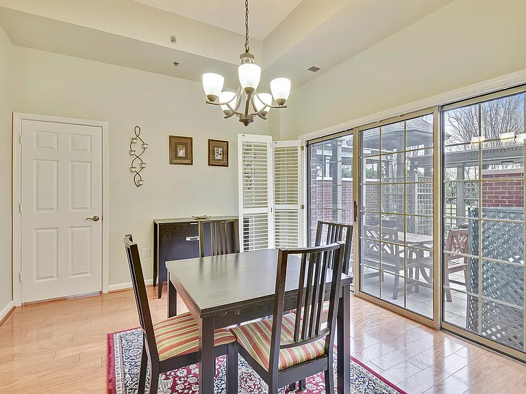 2105 Jamieson Ave — Photo 5