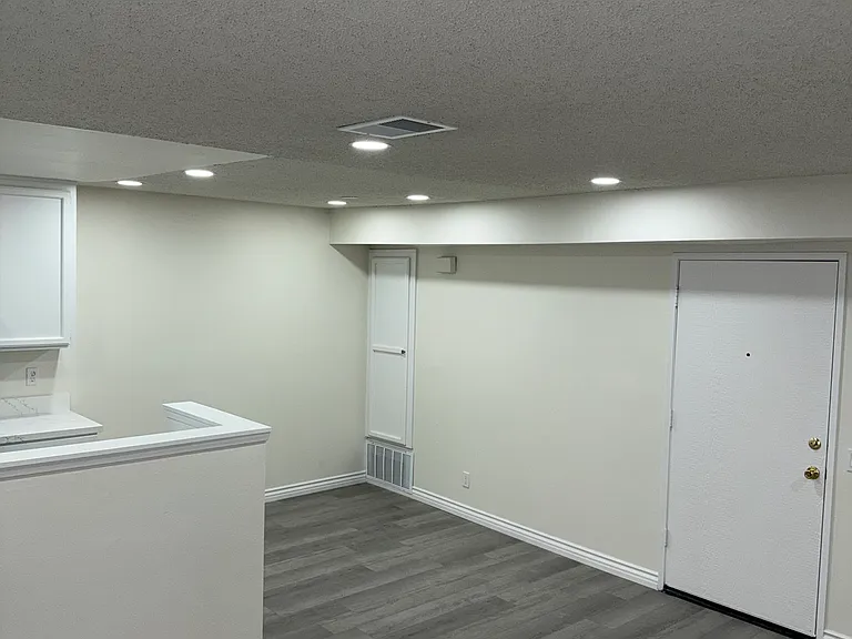 537 W Broadway #101 — Photo 6