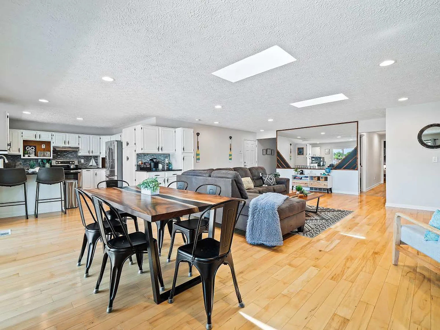 4 bed, 2.0 bath, 2142 sqft, $6,714 — Photo 4