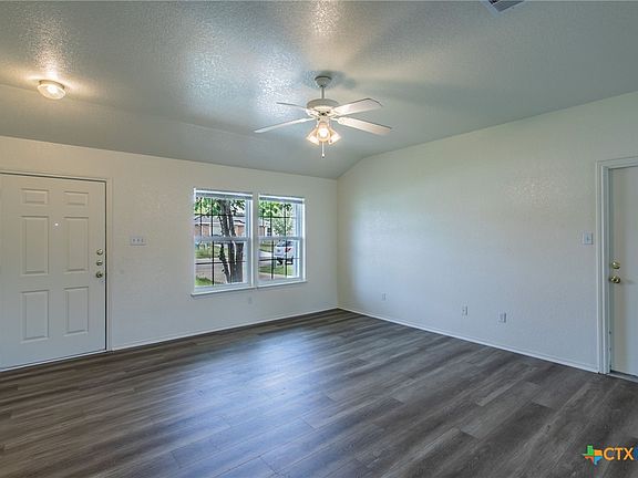 4th image of 519 E Victory Ave