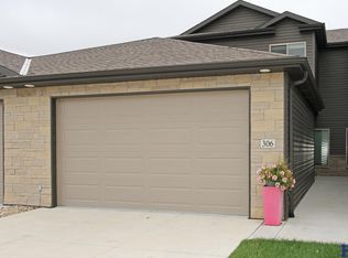 306 Half Moon Dr, Lincoln, NE 68527