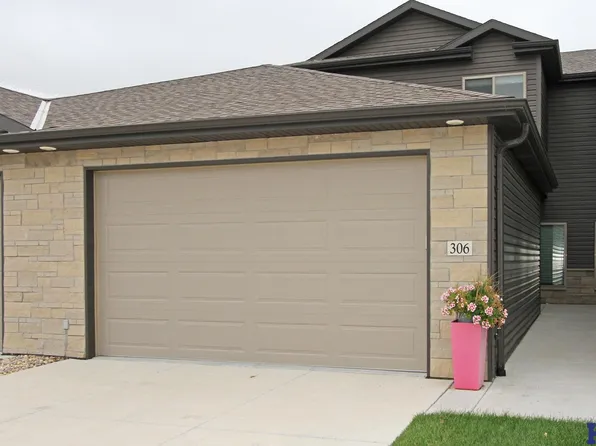 306 Half Moon Dr, Lincoln, NE 68527