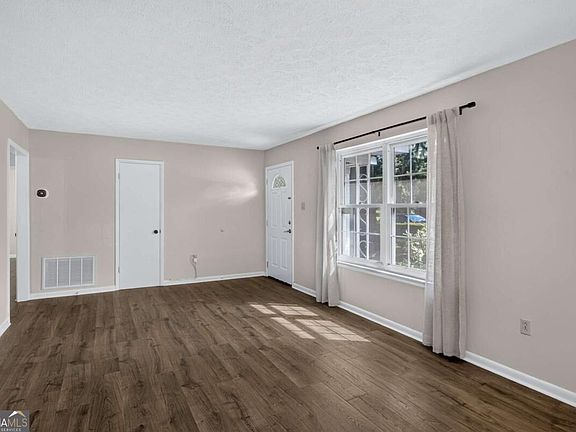3rd image of 106 Greenbriar Dr