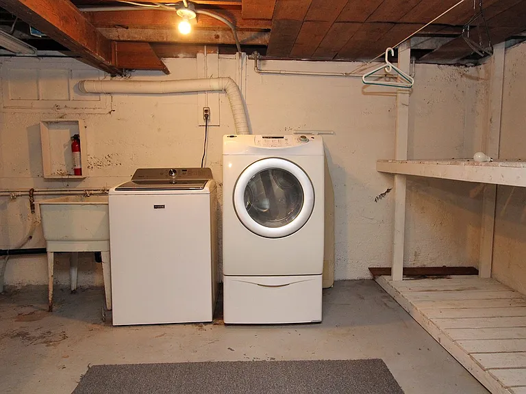 141 NE Bryant St — Photo 22