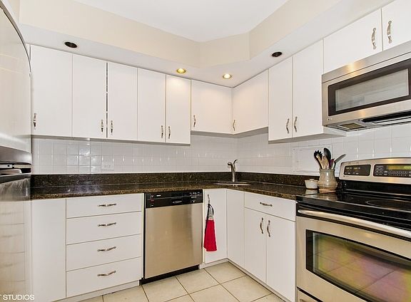 5th image of 1516 Hinman Ave APT 403