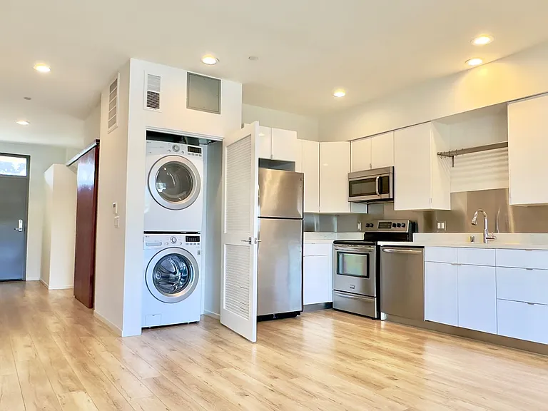 Echo Designer Loft Apartments — Photo 30