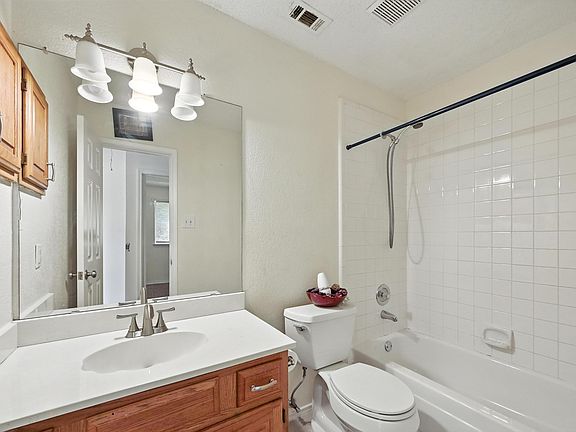 3rd image of 2711 Primrose Ln
