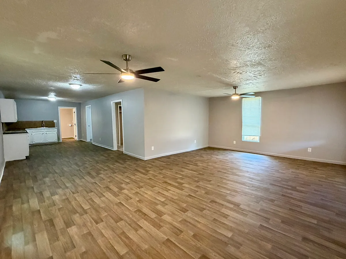 Building Photo - 724 Searcy Ave