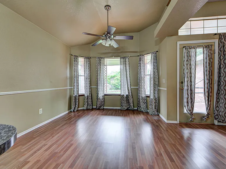 2912 Edinburg Dr — Photo 13