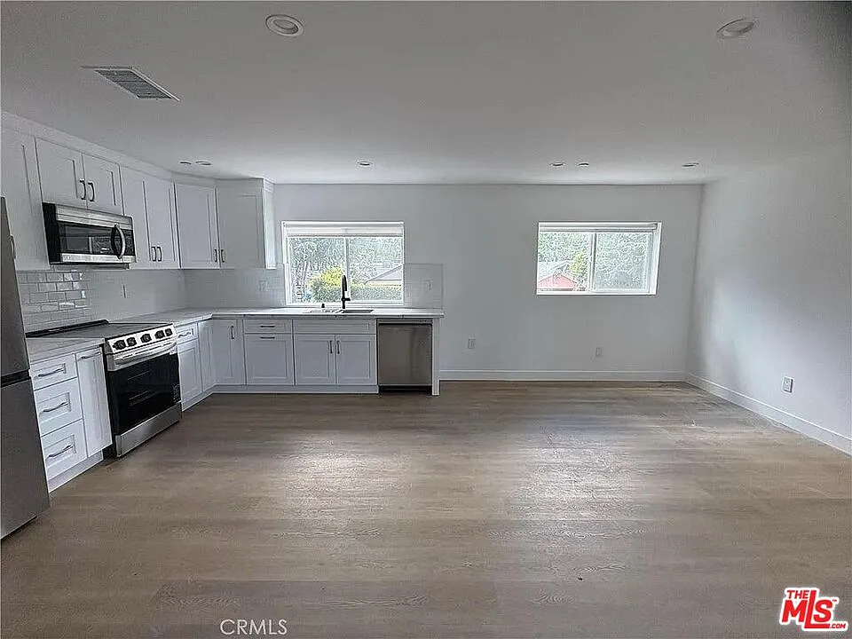 4 bed, 4.0 bath, 1595 sqft, $3,999 — Photo 3