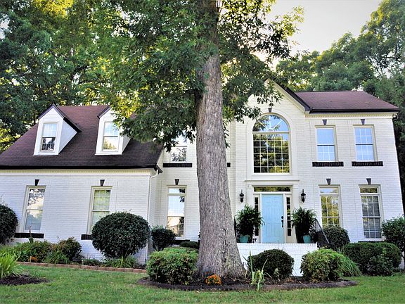 3rd image of 168 Knoxview Ln