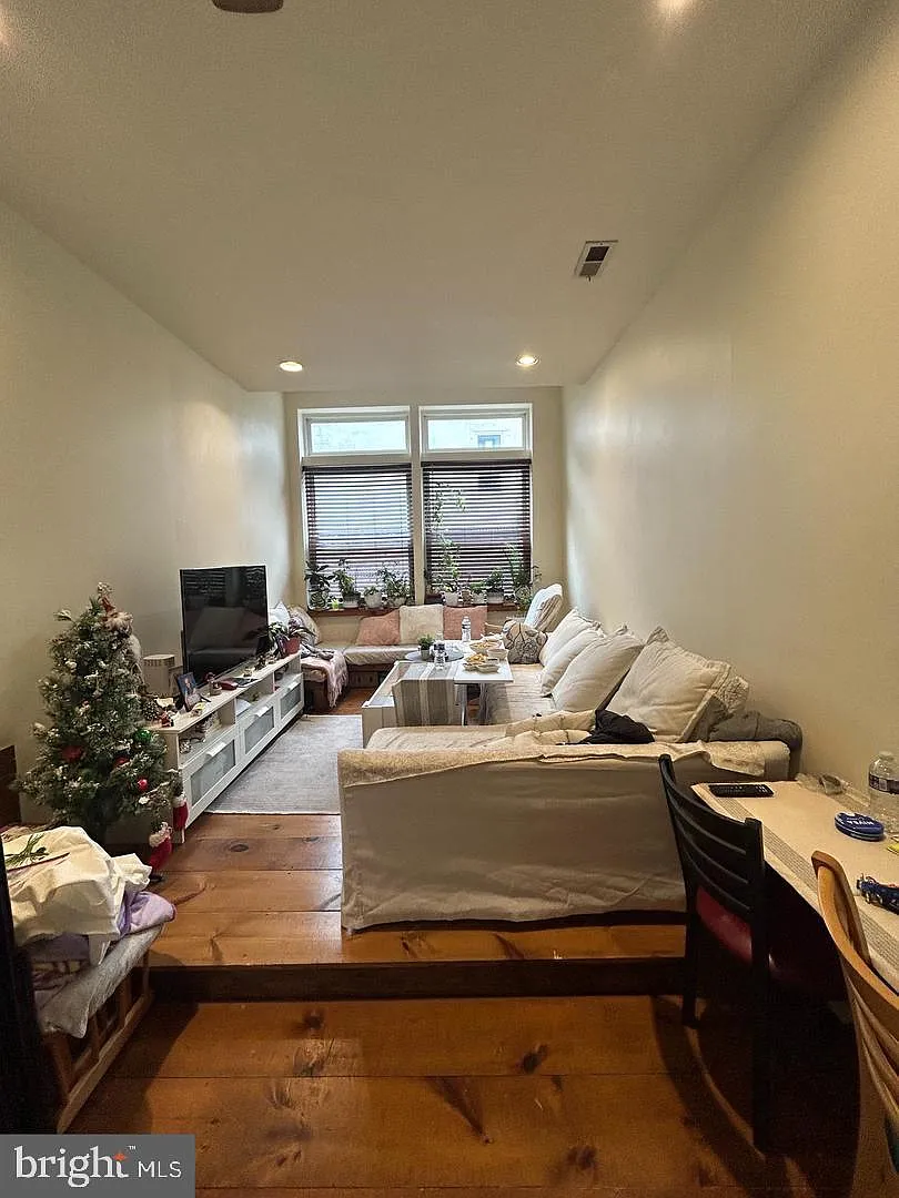 1 bed, 1.0 bath, 700 sqft, $1,550 — Photo 1