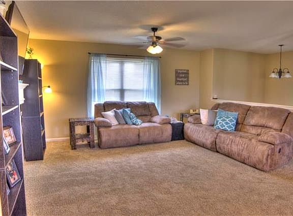 4th image of 305 NE 193rd St