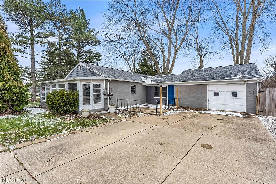 7320 Avon Belden Rd photo 1