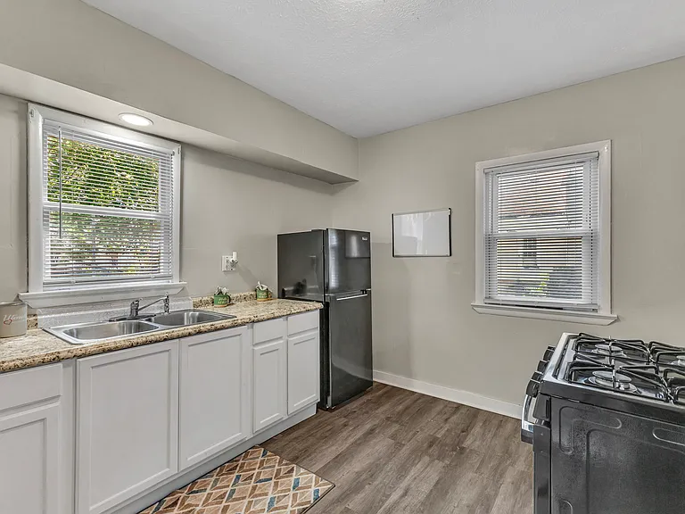 944 Walnut St #1 — Photo 6