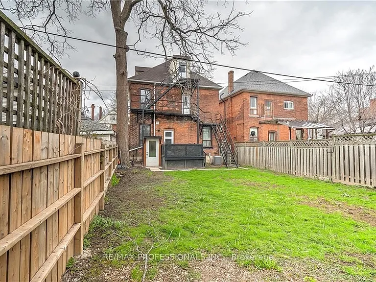 285 Hess St S — Photo 18