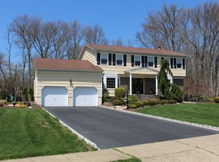 15 Glendale Dr, Manalapan, NJ 07726