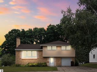 412 Crestview Pl, Cadillac, MI 49601