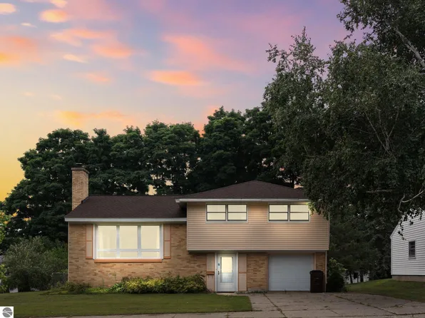 412 Crestview Pl, Cadillac, MI 49601
