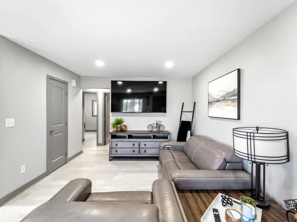 5327 Jennifer Dr, Des Moines, IA 50327