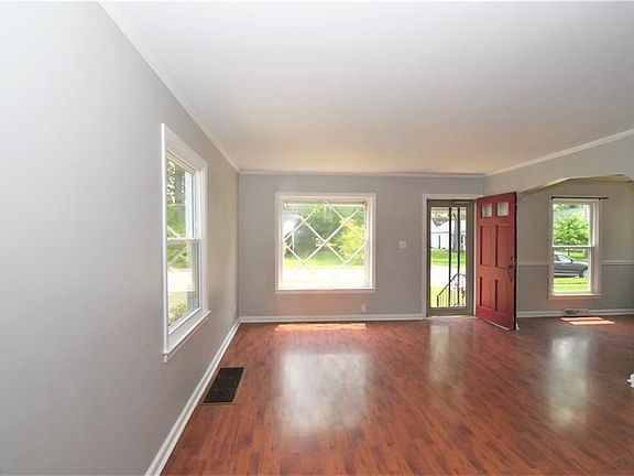 3rd image of 407 Pierce Ave