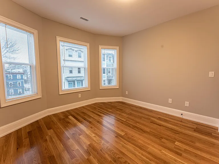 305 W 3rd St #2 — Photo 13