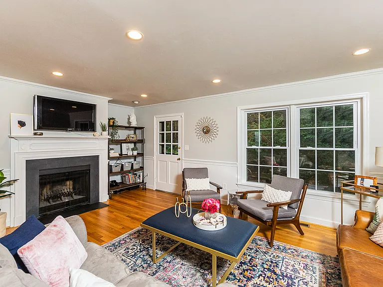 2320 Sanford St — Photo 9