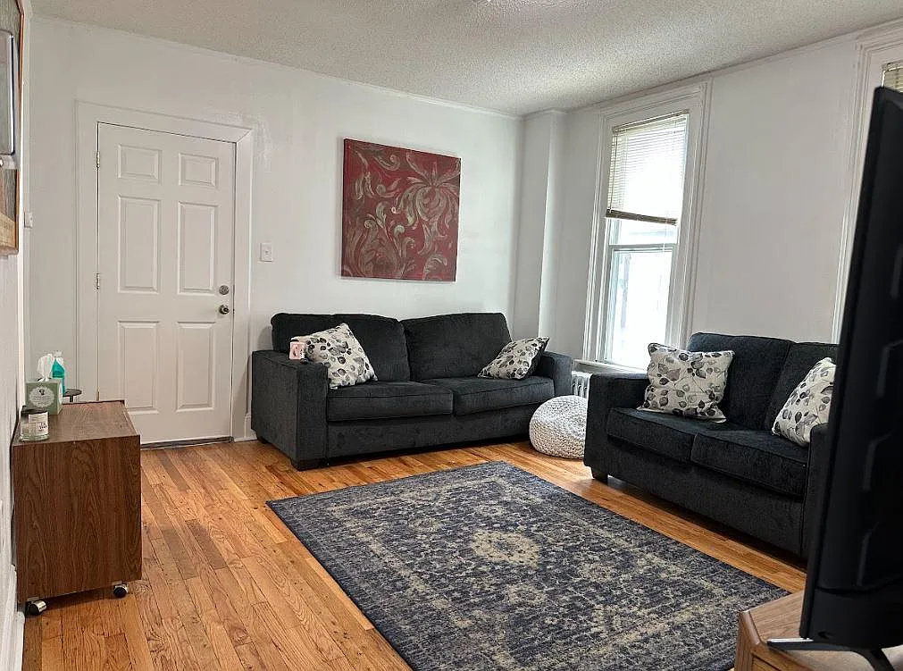 6 bed, 2464 sqft, $4,740 — Photo 2