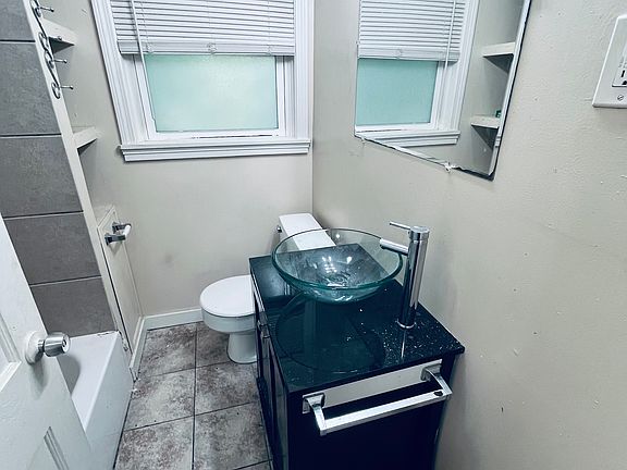 3rd image of 99 Oliver St