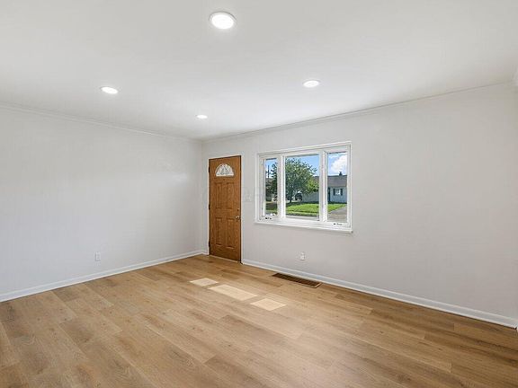 5th image of 689 Georgian Dr