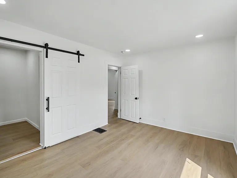 977 W Wayne St — Photo 24