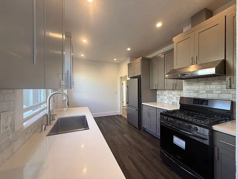 1052 Jamestown Ave — Photo 6
