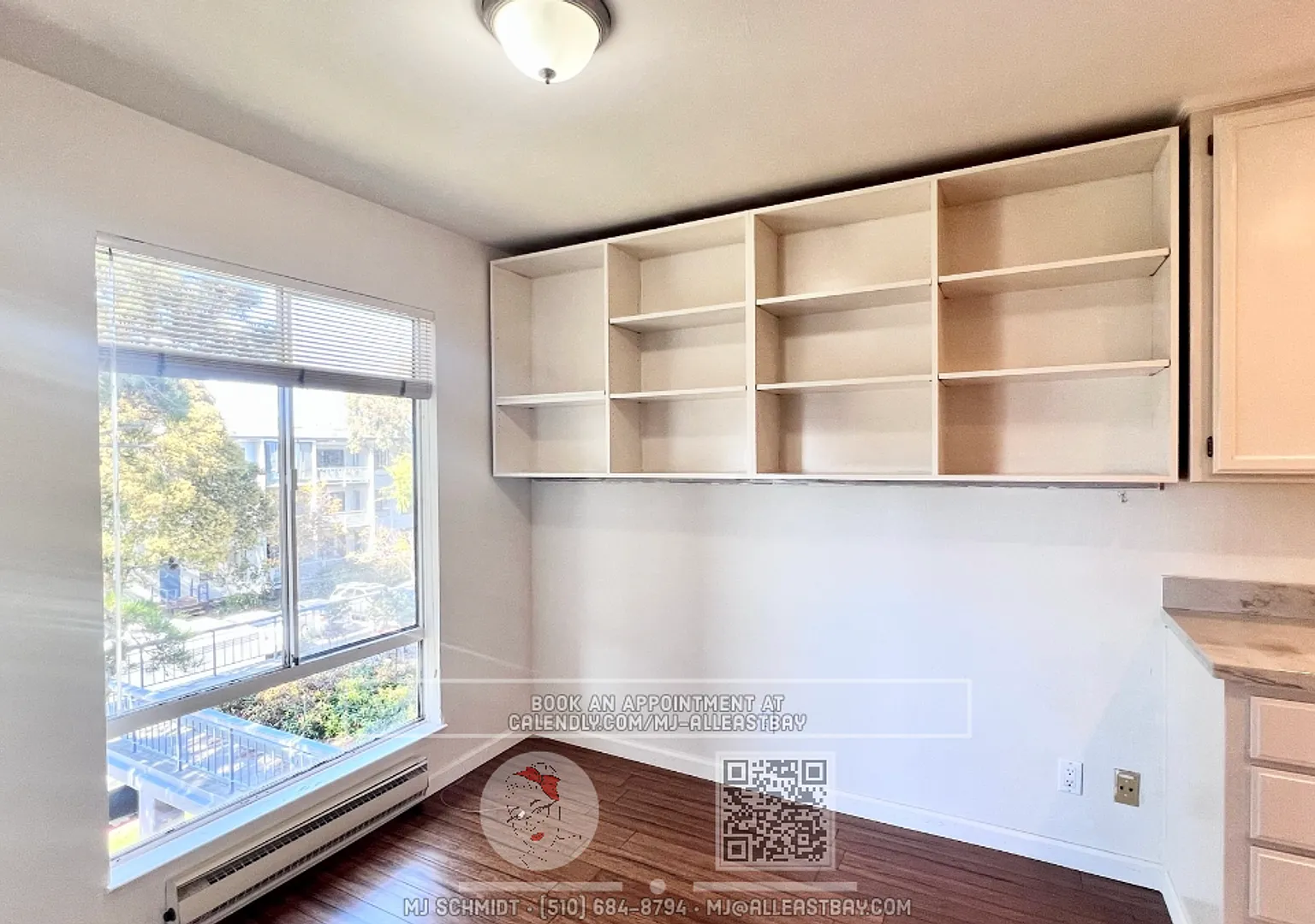 Beautiful large 1 bedroom with Hardwood laminate floors, parking and water view! — Photo 3