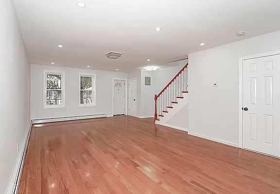 5th image of 1037 Evergreen Ave #1