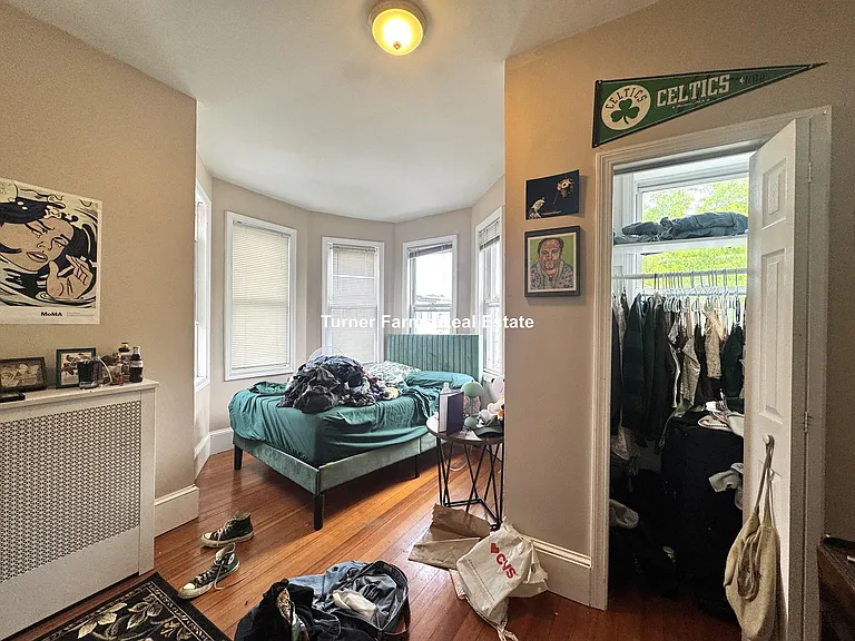 241 Maverick St — Photo 12