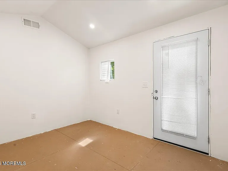 61 Cooney Ave — Photo 22