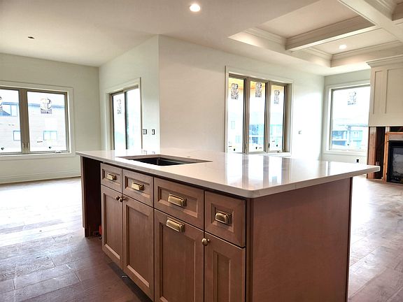 4th image of 348 Solomia Ct