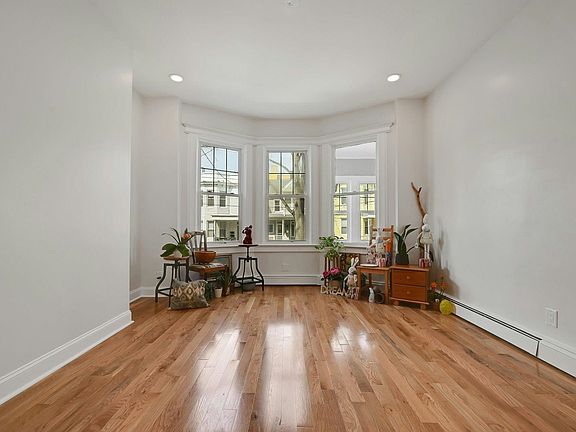 4th image of 158 Edgar St #1