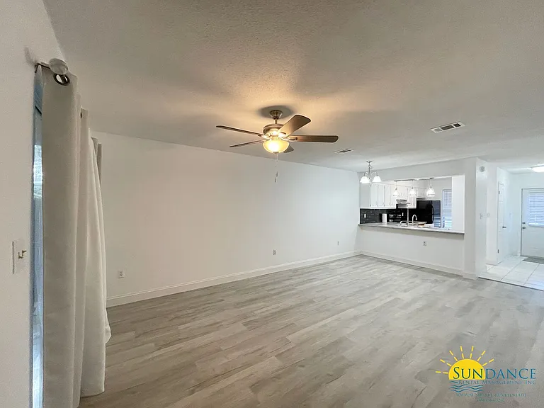 308 Woodrow St E #F — Photo 2