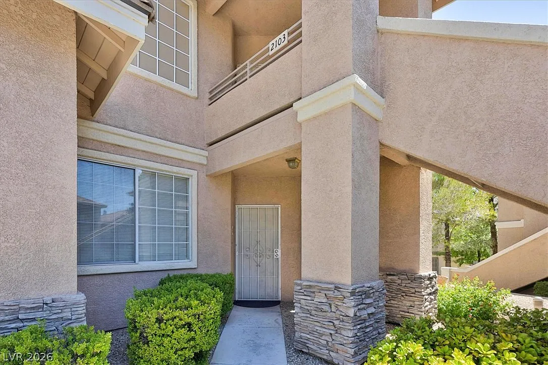 3 bed, 2.0 bath, 1299 sqft, $1,967 — Photo 3