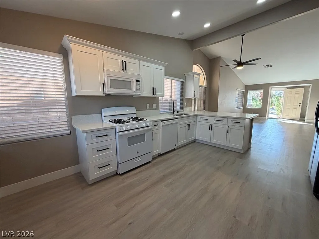 3 bed, 2.0 bath, 1220 sqft, $2,050 — Photo 4